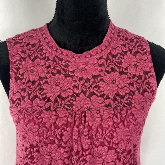 West Kei Magenta Fully Lined Floral Lace Tank with Key Hole Cutout in Back - Picture 3 of 8